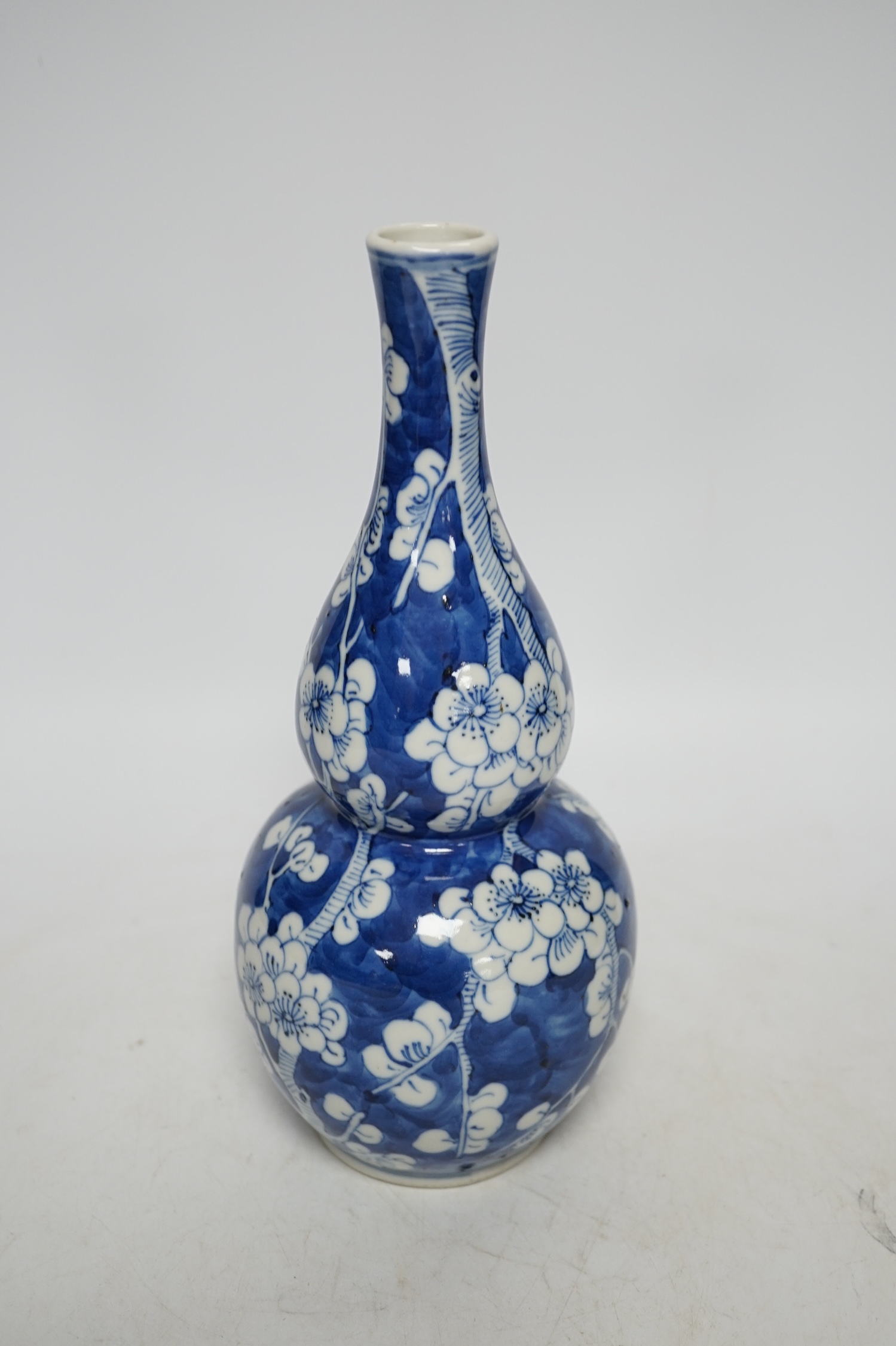 An early 20th century Chinese blue and white double gourd vase, 25cm high